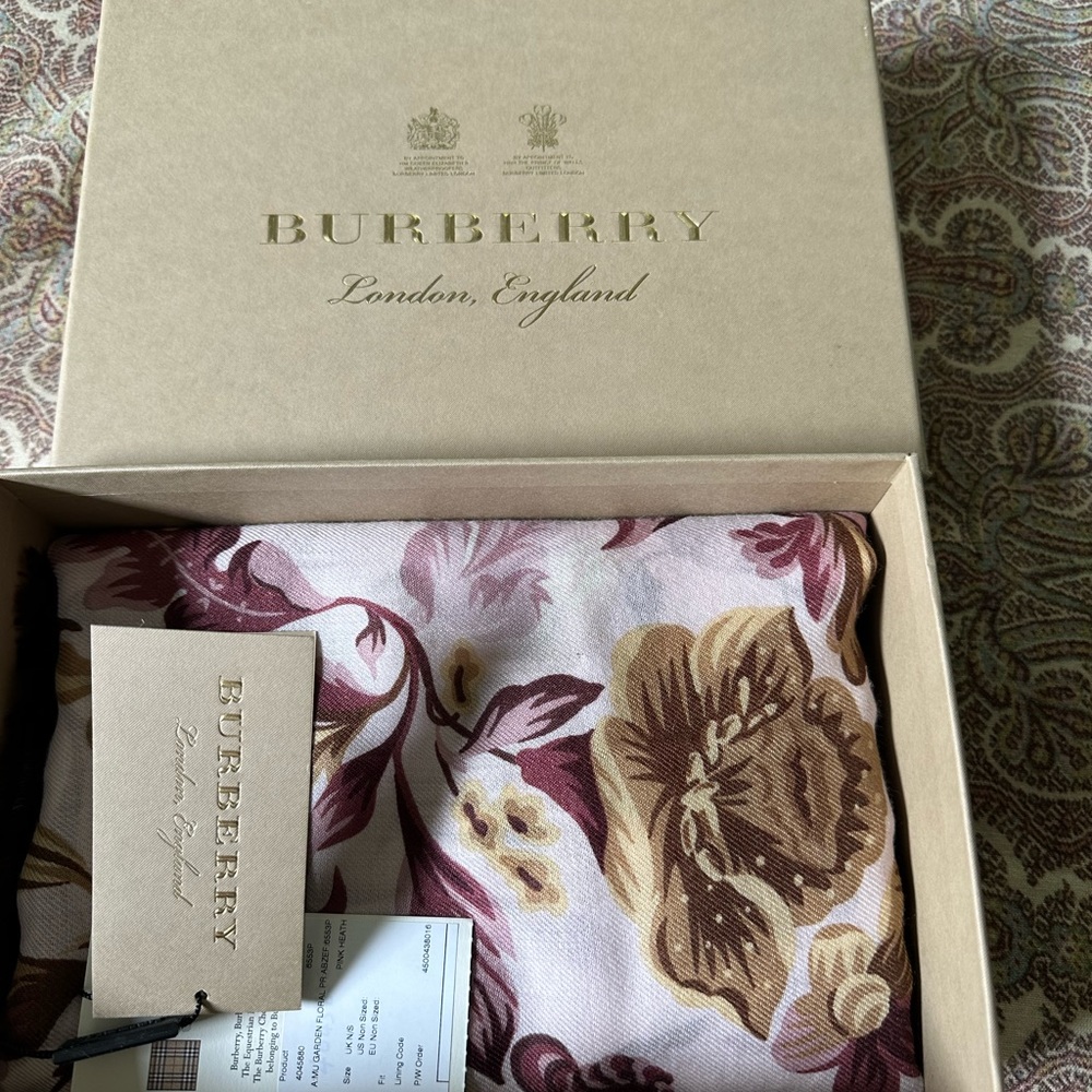 NWT Cashmere Scarf  77 x 38 in Garden Floral Print Pink Burgundy Hues